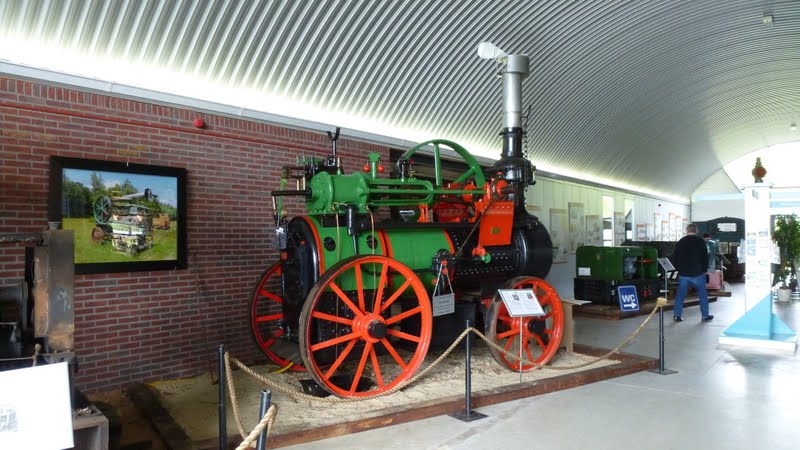 Diesellocomotieven trokken wagonladingen turf naar de fabriek aan het kanaal.