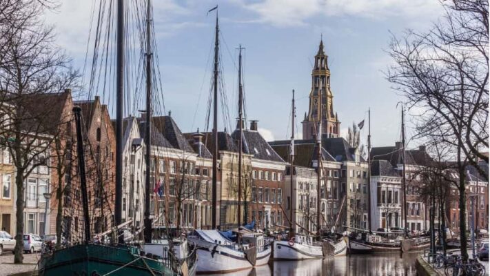 In de twee mooiste middeleeuwse gebouwen van Groningen is het Noordelijk Scheepvaartmuseum gevestigd.