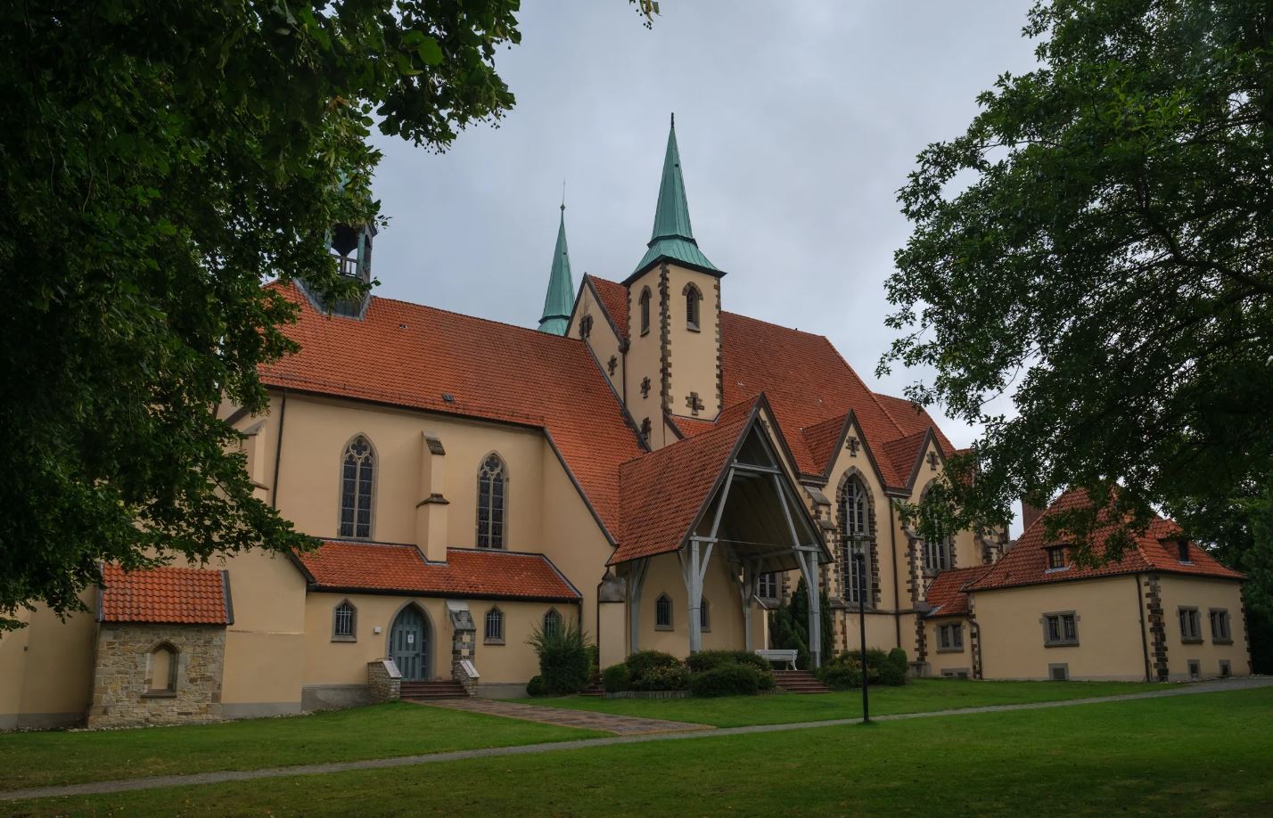 De Pelgrimskerk te Rulle in het Teutoburger Woud